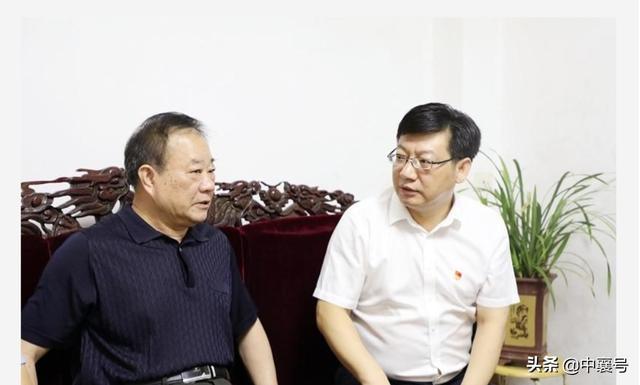 湖北省襄陽市襄州區(qū)委書記、區(qū)長劉明鋒走訪慰問離退休老干部