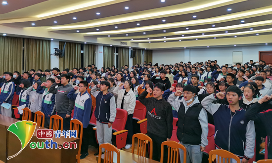 中南財(cái)經(jīng)政法大學(xué)研支團(tuán)在咸豐職校開(kāi)講團(tuán)課